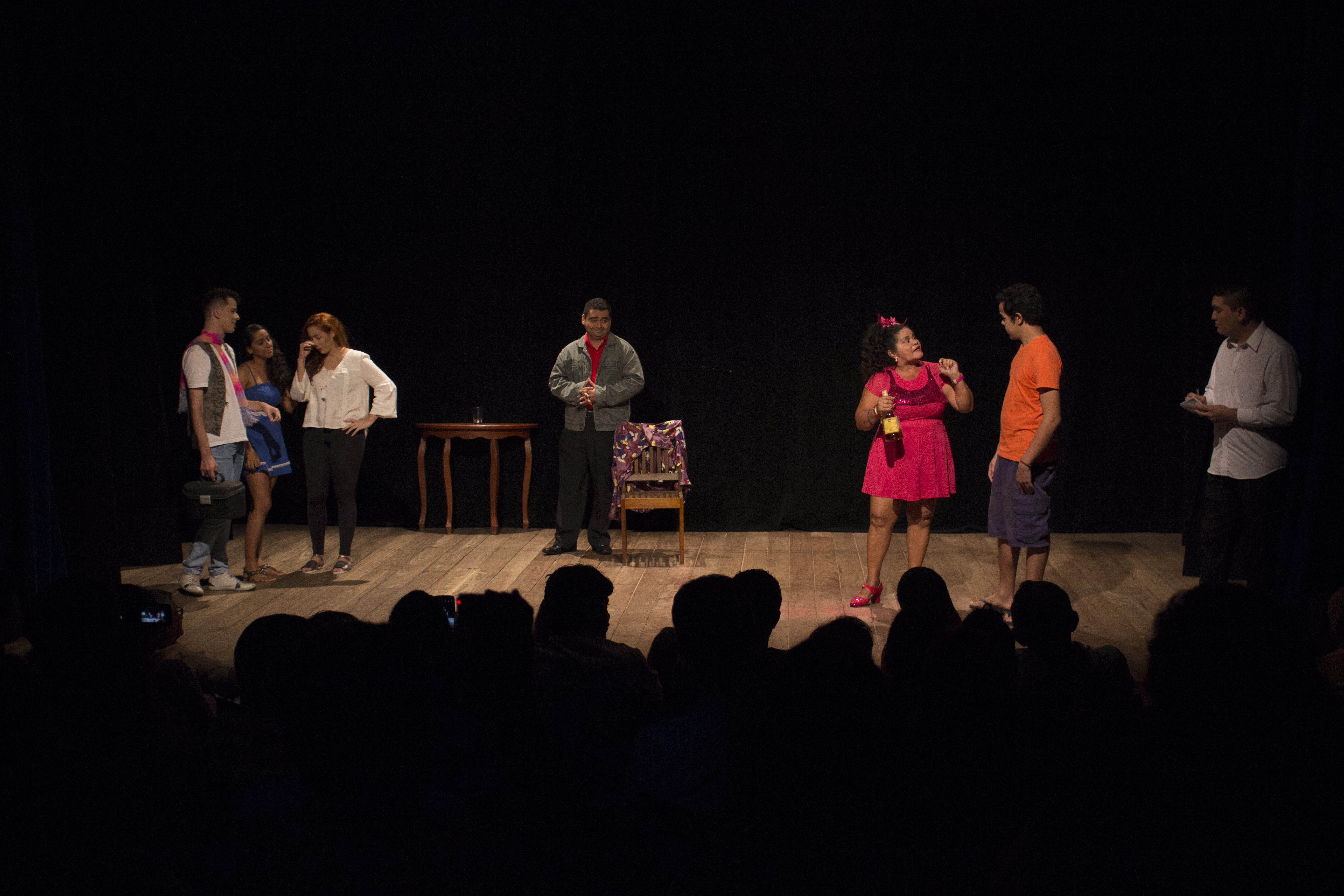 Alunos da Oficina Teatral Garimpo de Talentos se apresentam no palco do Teatro Antonieta Noronha (Foto: Thiago Maia)